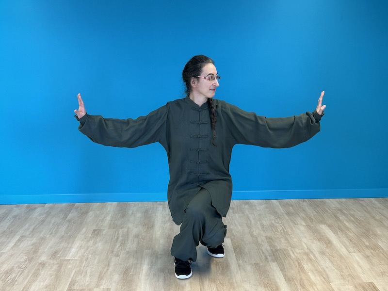 Professeure de Qi Gong &agrave; Vernier et Geneve pratiquant le mouvement Bander l