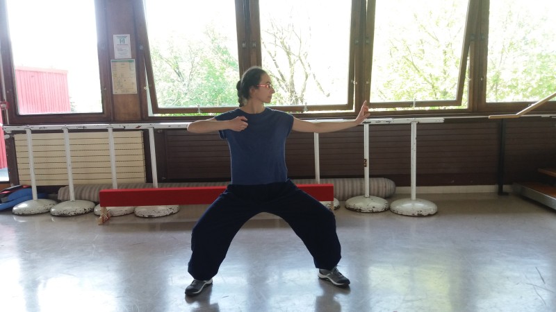 Professeure de Qi Gong à Geneve pratiquant le mouvement Bander l'arc sur le tigre issu des Ba Duan Jin