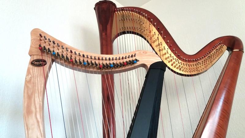 Harpe celtique bois naturel et caisse noire et harpe à pédales couleur acajou