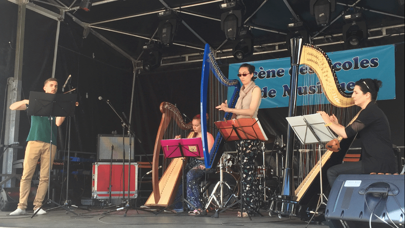 Ensembles irlandais avec 4 musiciens: un violoniste et trois harpistes sur harpe celtique couleur noyer, harpe celtique électrique bleue et harpe à pédales noire