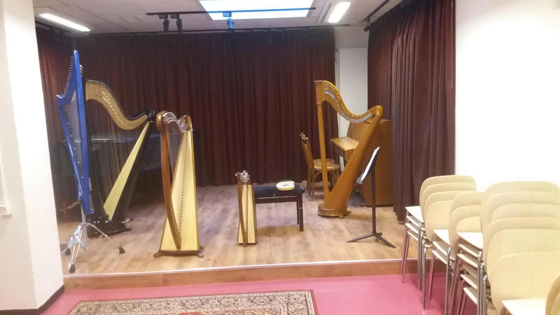 Une harpe troubadour, 2 harpes celtiques, 1 harpe électrique et 1 harpe à pédales dans la salle de l